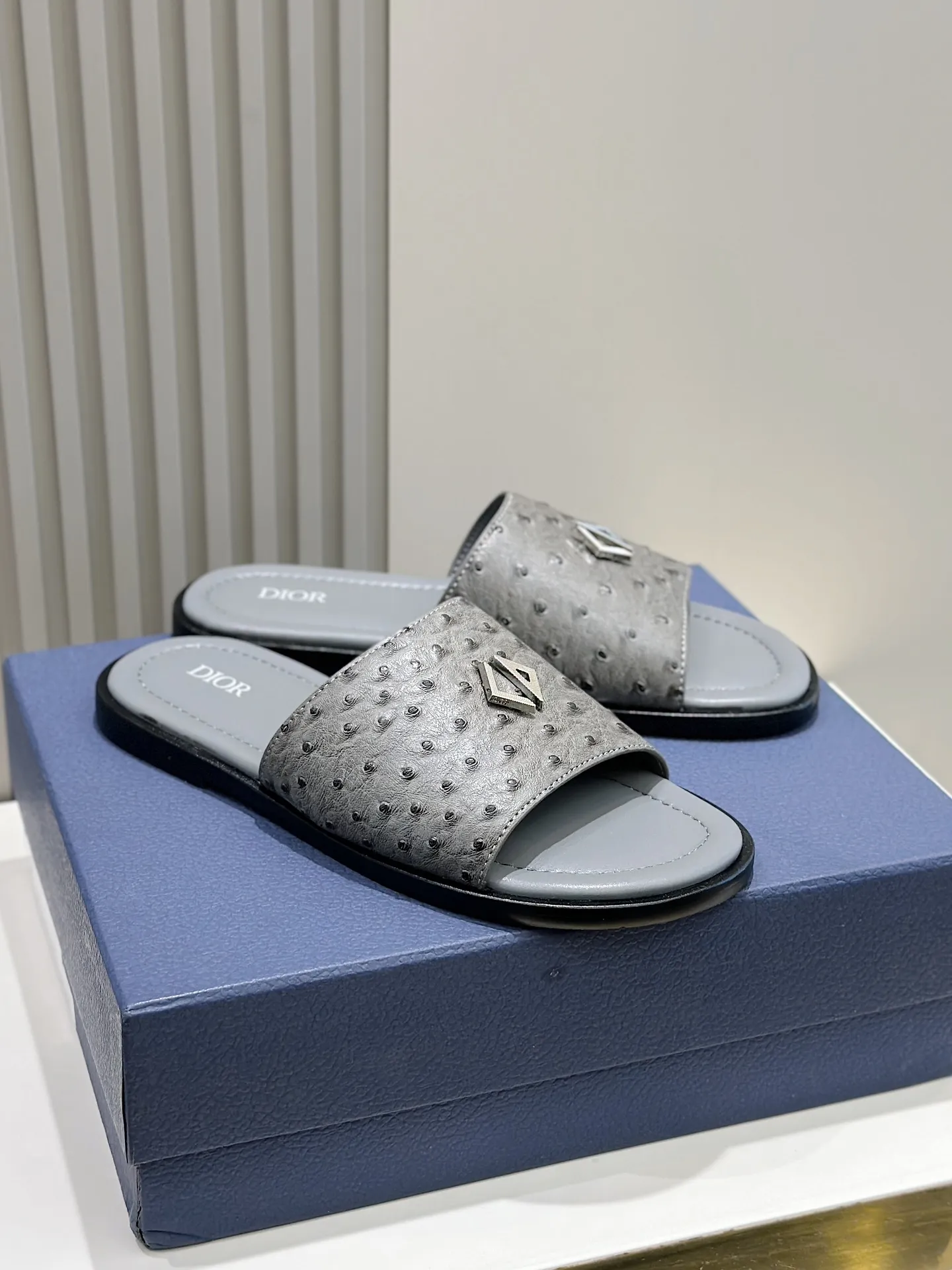P320 [DIOR] Size 39-44 (38.45 custom-made) 2024ss Dior’s latest men’s slippers are a must-have. Dior Alias ​​Men's Genuine Leather Slippers This summer new Alias ​​sandal embodies a casual and elegant style. Carefully crafted from grained cow leather and Oblique printed fabric, with cowhide lining! Cross-strap design with metal-clad brass CD Diamond logo. The imported cowhide leather and rubber sole adds sophistication and comfort, while Oblique print-effect anti-slip panels add style.